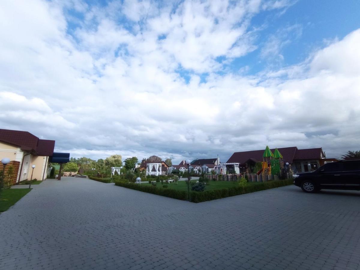 Готельно-Ресторанний Комплекс Прованс Парк Pochaiv Ngoại thất bức ảnh
